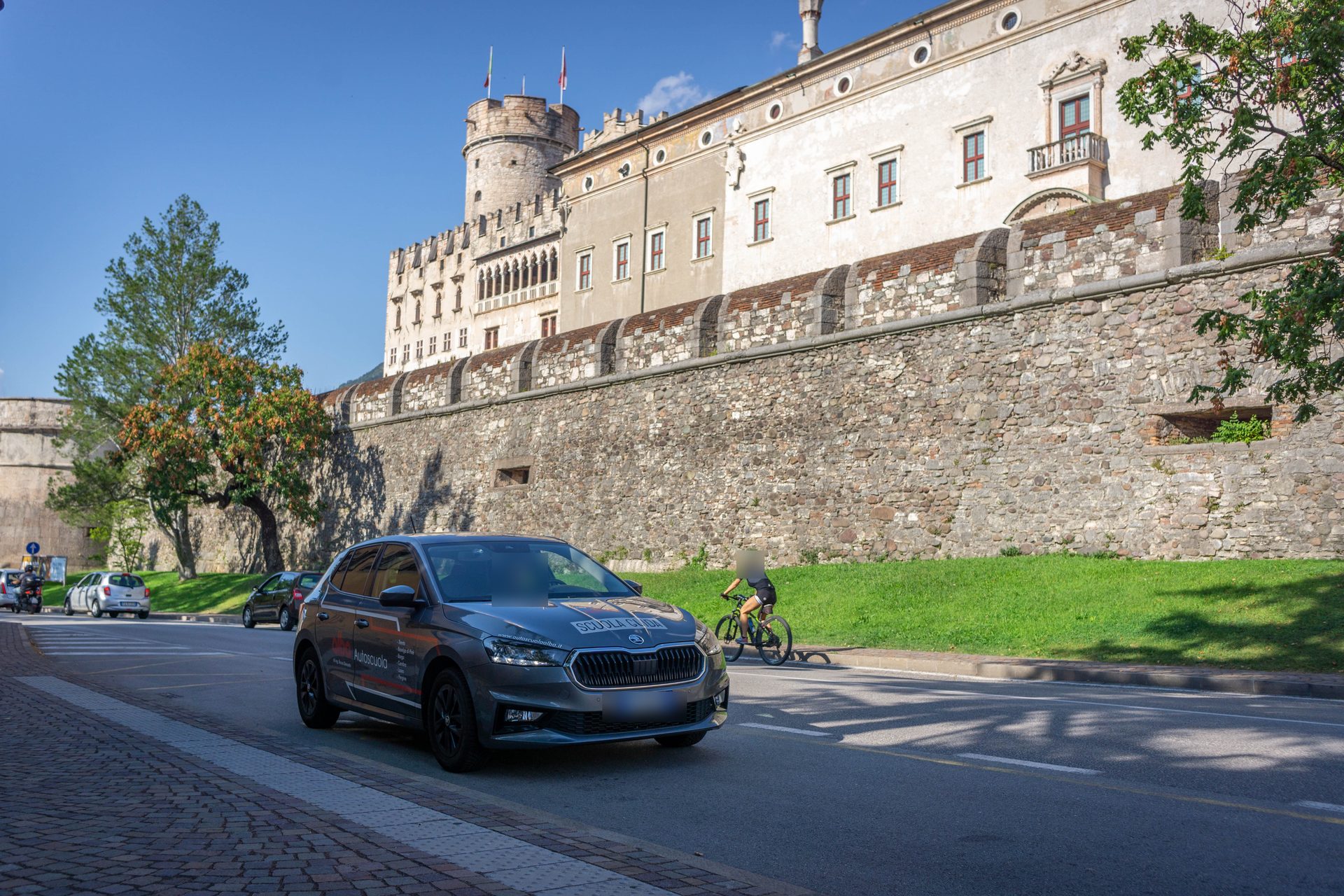 L'auto scuola guida davanti al Castello del Buonconsiglio a Trento