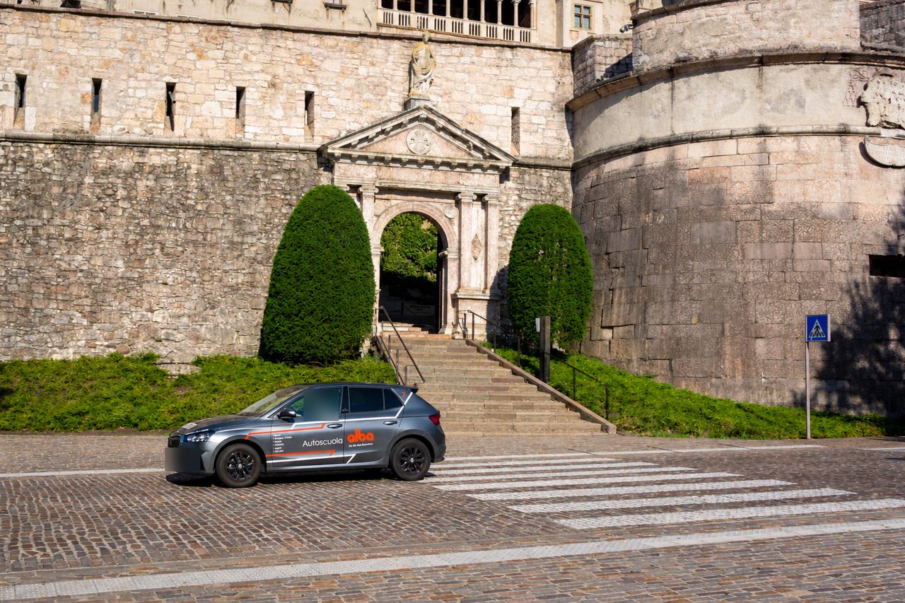 L'auto scuola guida sotto la porta del Castello del Buonconsiglio